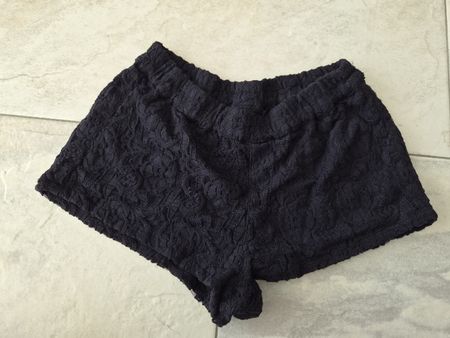 Damen Hot Pants schwarz, Grösse M mit Spitzenmuster 
