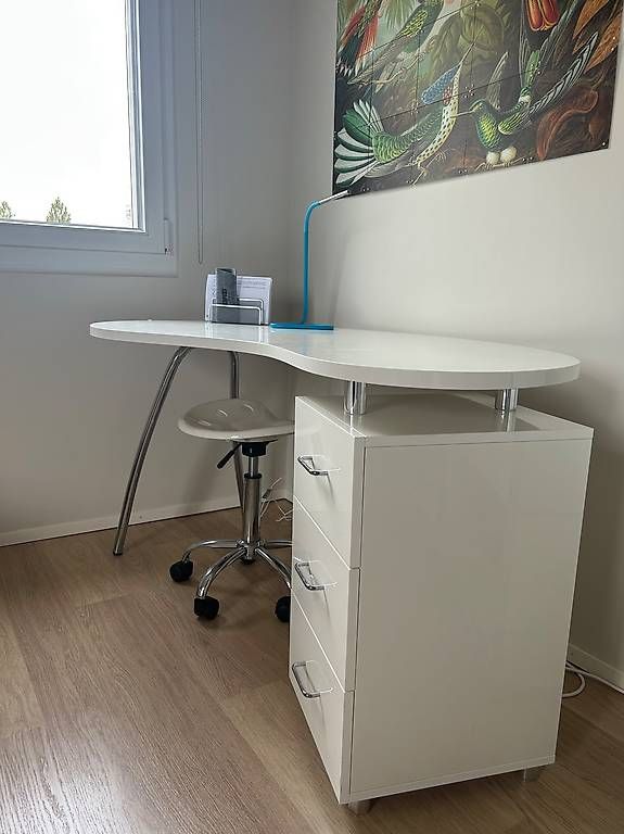 Schreibtische: Bureau design blanc + tabouret  bon état – Gebraucht aus Epalinges von RChristina 1