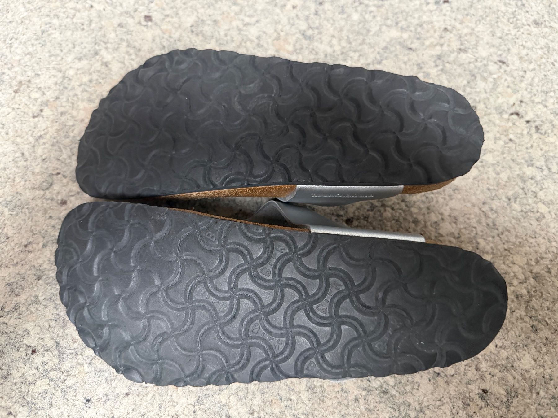Birkenstock Chaussures femmes: Birkenstock Gizeh Silber Gr. 40 – D'occasion à Wattwil par edel88 5