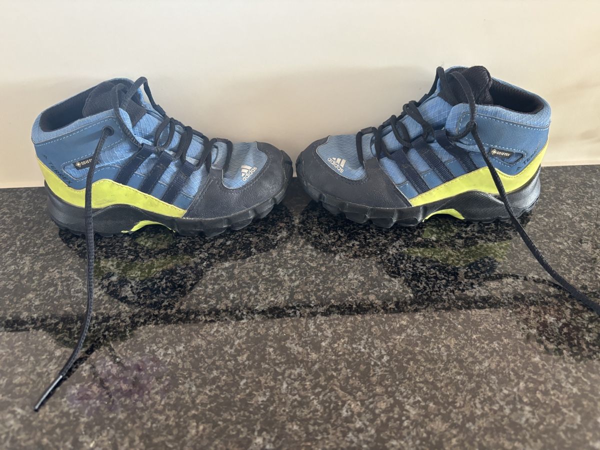 Adidas Chaussures garçon: Adidas Terrex Kinder Wanderschuhe Grösse 26 – D'occasion à Grosswangen par Sunnyday35