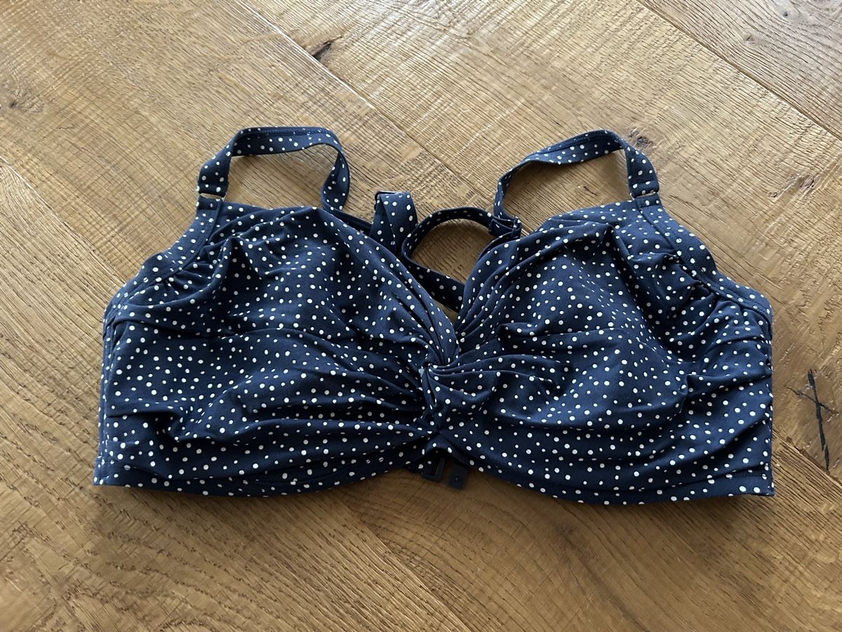 Esprit Costumi da bagno & Bikini: Esprit Bikinioberteil mit Pünktchenmuster - Grösse 40E – Usato da Steffisburg venduto da Kudiru