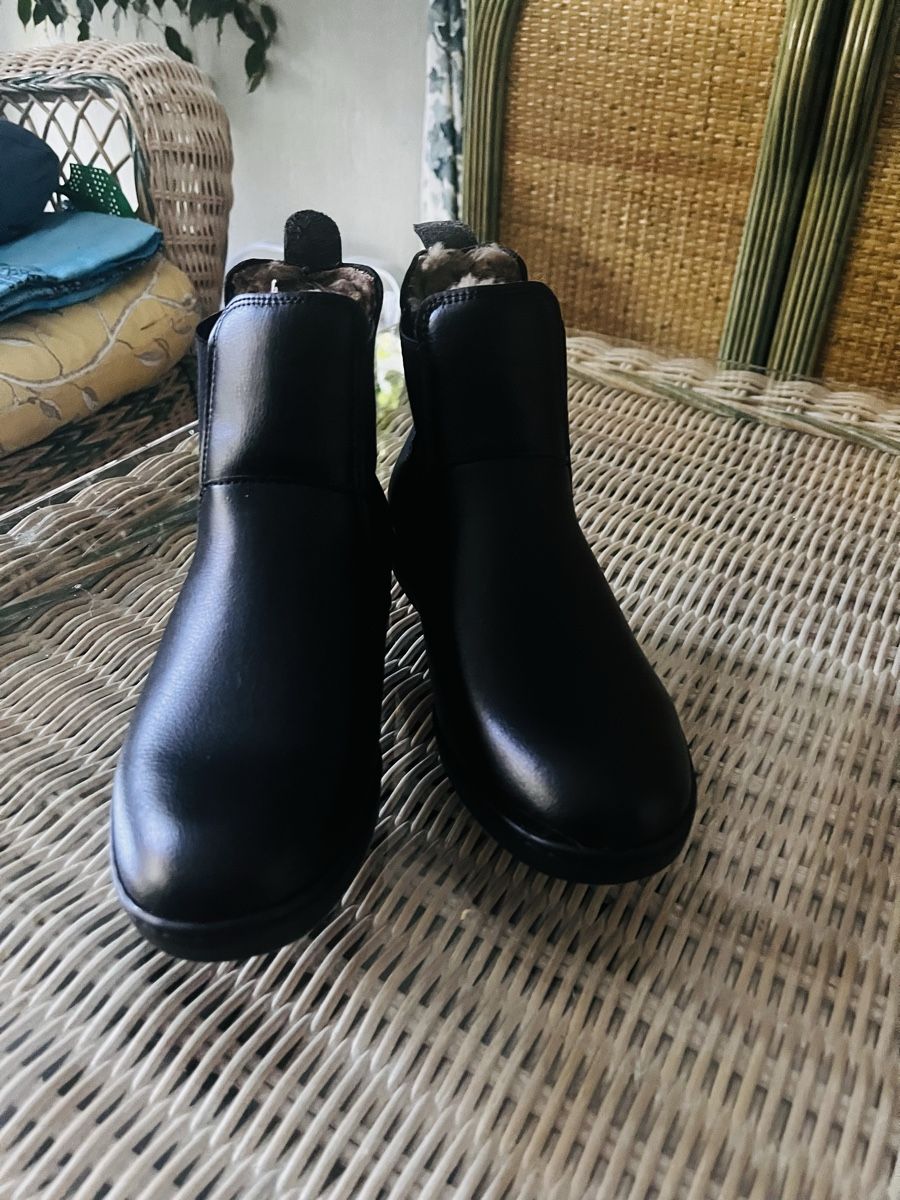 Decathlon Chaussures femmes: Reitschuhe Neu – Neuf avec emballage d'origine à Nods par rubin013 1