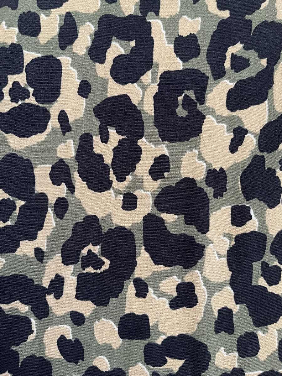 Rich & Royal T-shirt: Rich&Royal Shirt, Grösse S, Olive/Leopard – Usato da Zürich venduto da Kleanthy 3