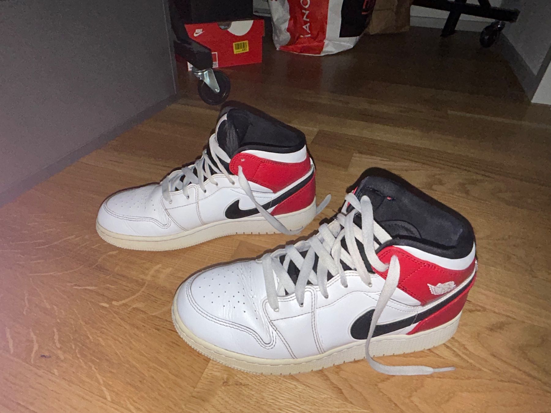 Scarpe da donna: AIR JORDAN 1 RED/WHITE/BLACK – Usato da Luzern venduto da Suneha 1