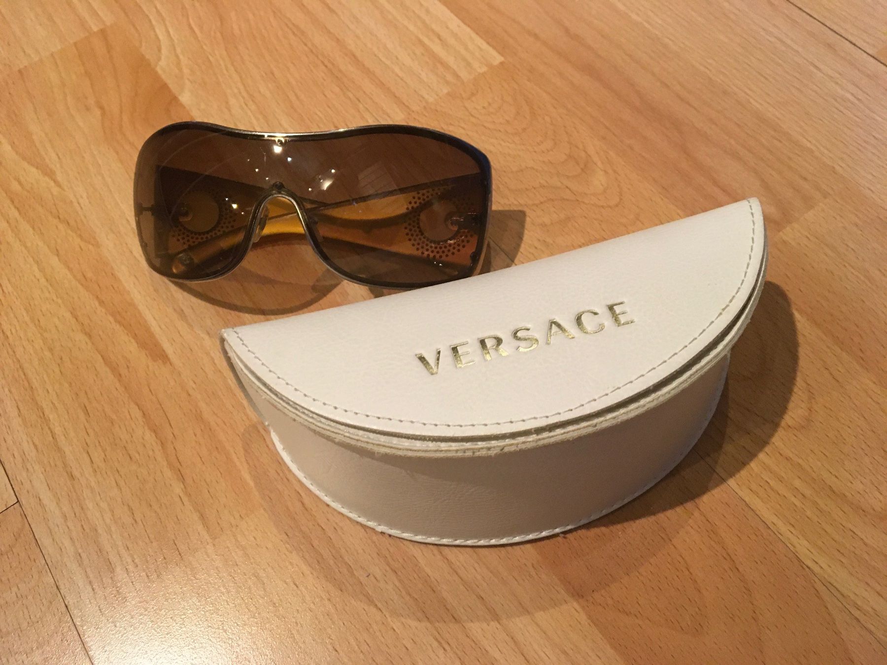 Versace Occhiali & Lenti: ORIGINAL VERSACE Sonnenbrille – Nuovo (secondo la descrizione) da Burgdorf venduto da Vida6