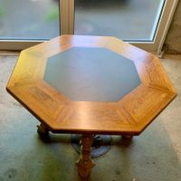 achteckiger Schragentisch mit Intarsien und Schieferplatte