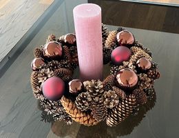 Opulenter grosser ADVENTSKRANZ aus Zapfen und Kugeln