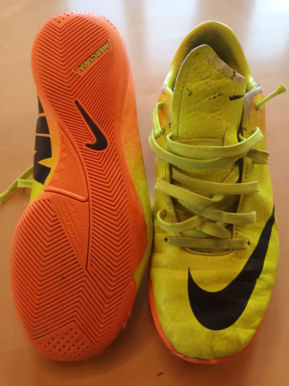 Nike Schuhe für Jungen: Kinderhallenschuhe, 35,5 EUR – Gebraucht aus Eschenbach LU von mst_chs7