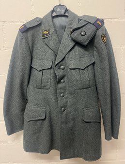 Schweizer Armee Uniformi: Komplette Uniform – Truppengattung Fliegertrupp – Usato da Berikon venduto da monkeyface