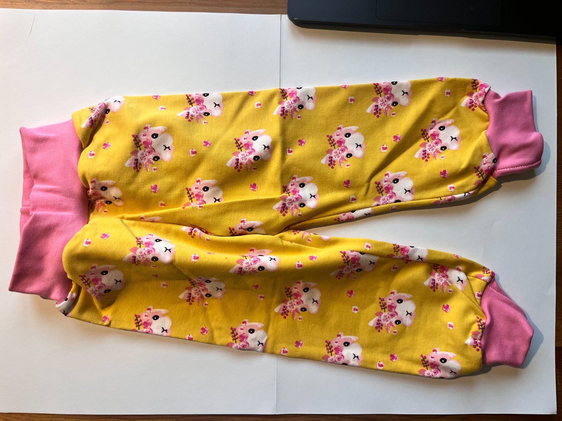 Pantaloni: 1 Kinderhose selbst genäht – Nuovo e nell'imballaggio originale da Büsserach venduto da bor_s88m