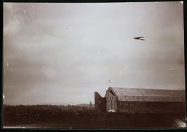Fotografie Flugzeug Rumpler über der Lu