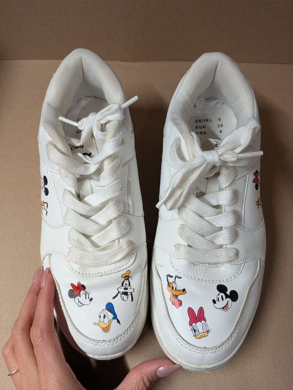 Scarpe da donna: Weisse Disney Sneakers, Grösse 39, – Usato da Pfäffikon SZ venduto da deyjanira