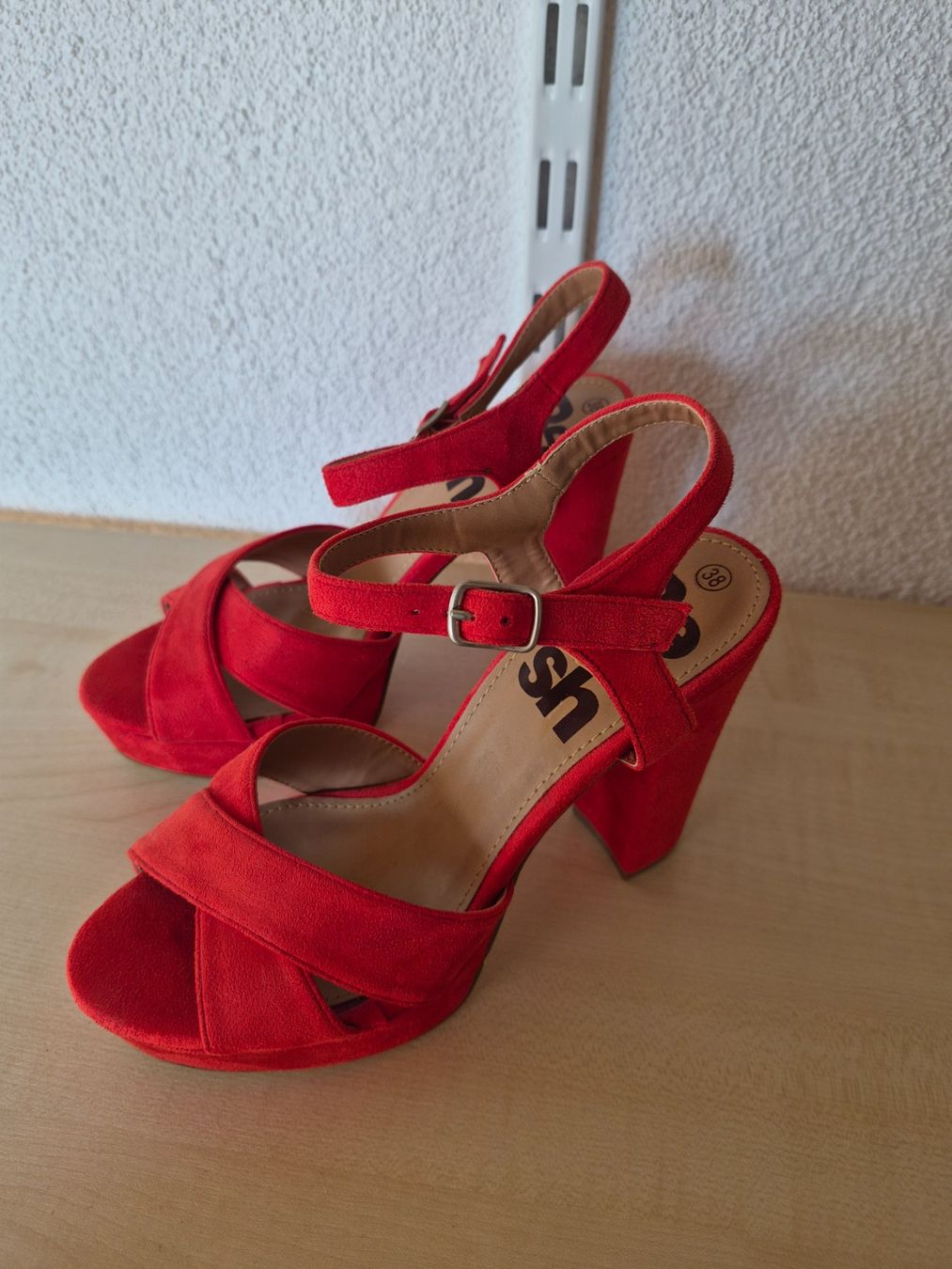 Scarpe da donna: Rote High heels Grösse 38 – Usato da Istighofen venduto da and_jc2r