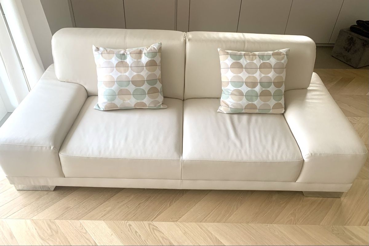 Divani: 3 seats eco-leather sofa ecru – Usato da Zürich venduto da Angela_Fashion_Lover 1