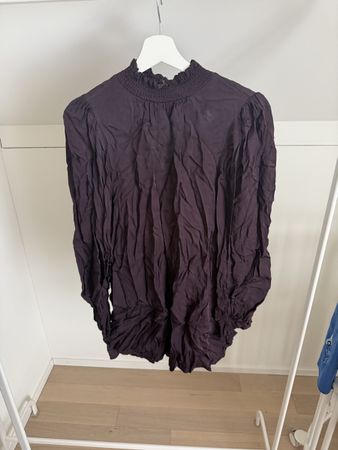 Dunkelviolettes Blusenkleid mit Rüschen, Grösse 34