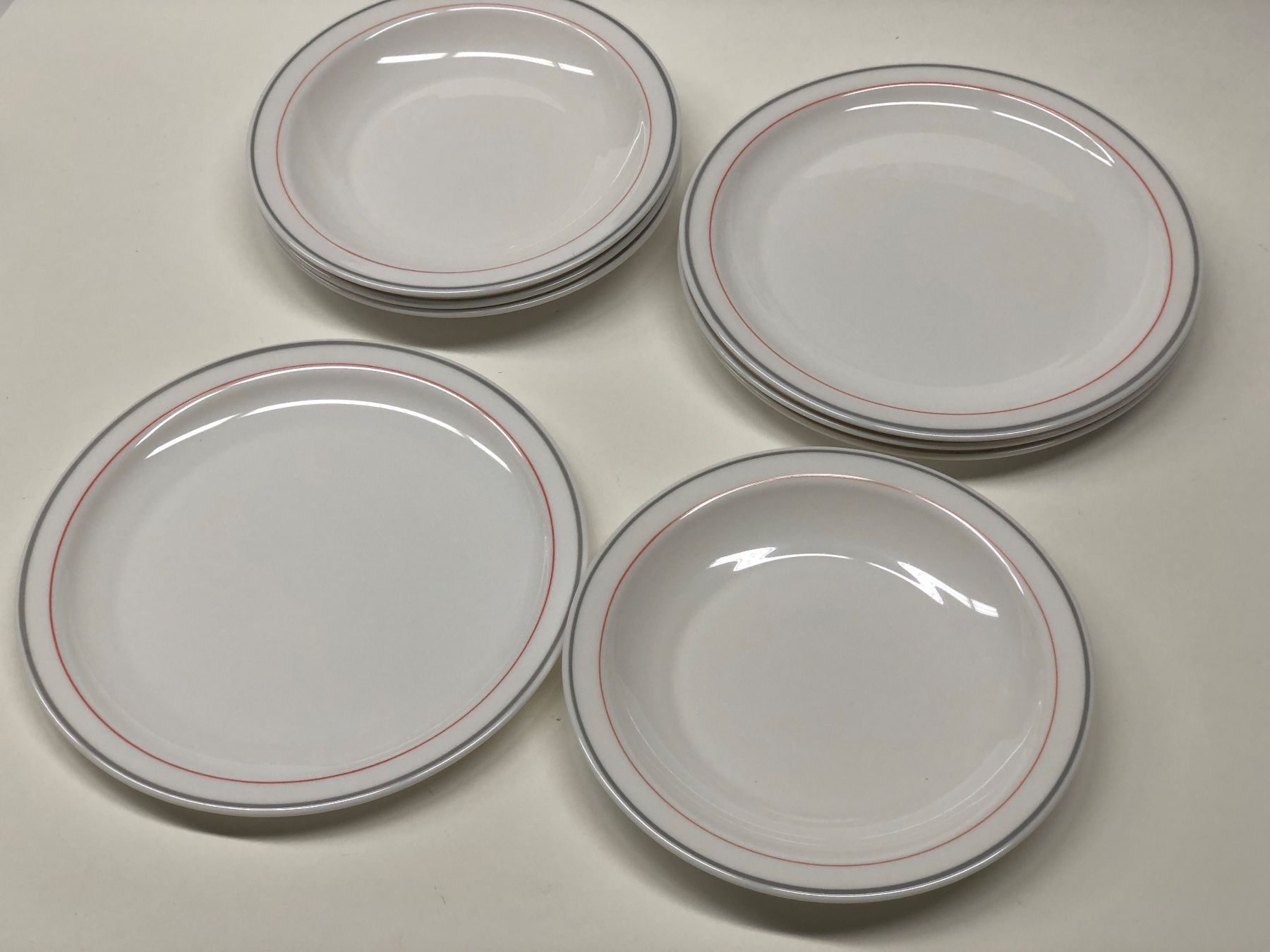 Geschirrsets: Teller Set 8-teilig - Arcopal - weiss mit Farbrand – Neu (gemäss Beschreibung) aus Bergdietikon von Garak 3