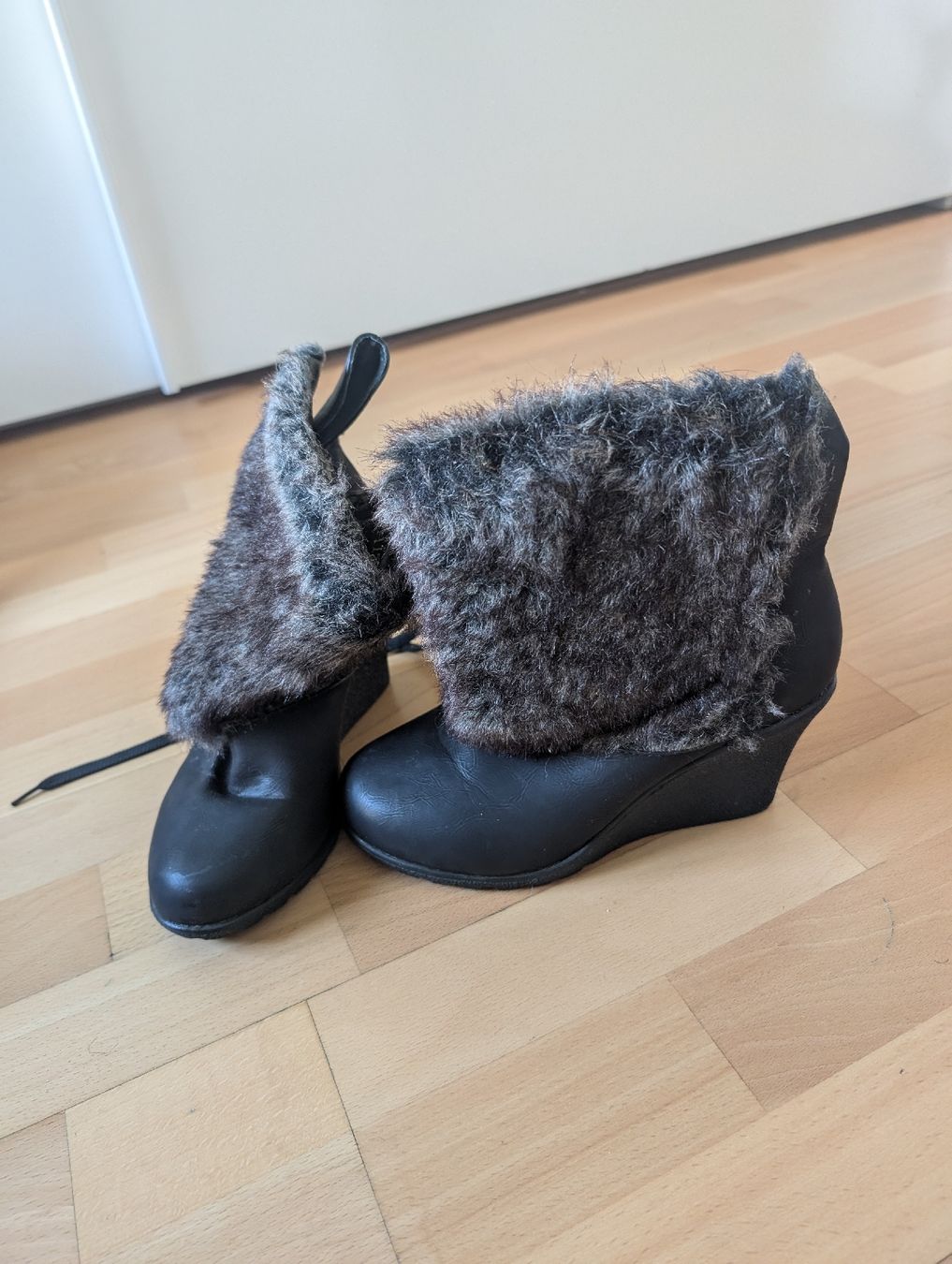 Scarpe da donna: Schwarze Stiefeletten mit Kunstfell – Nuovo (secondo la descrizione) da Wallisellen venduto da sca97 2