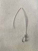 Boucles argentées avec cabochon en verre blanc