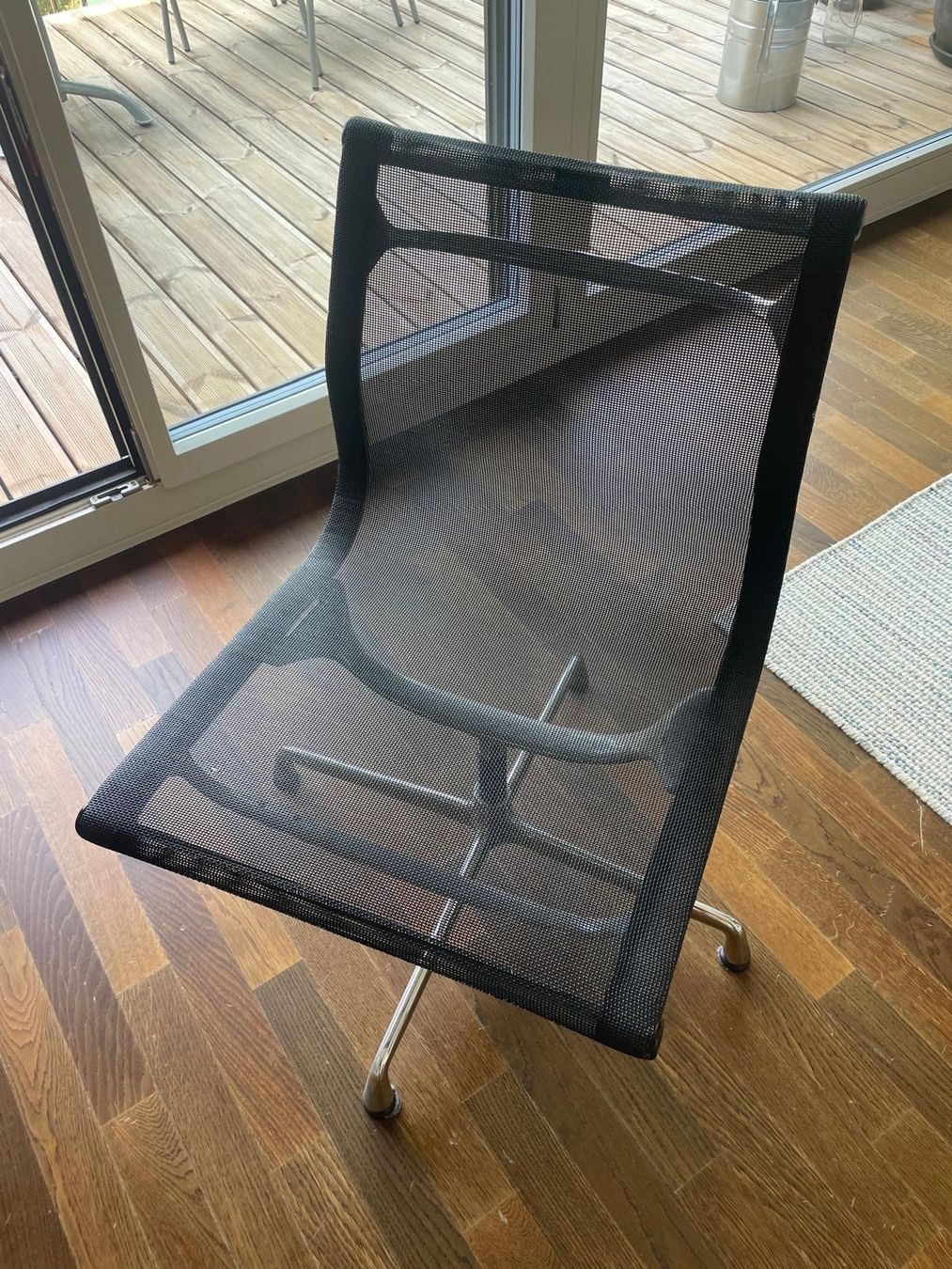 Vitra Sedie: Wunderschönen VITRA Eames drehbar EA108 mit schwarzem Netzge – Usato da Baden venduto da Giuseppe5 2