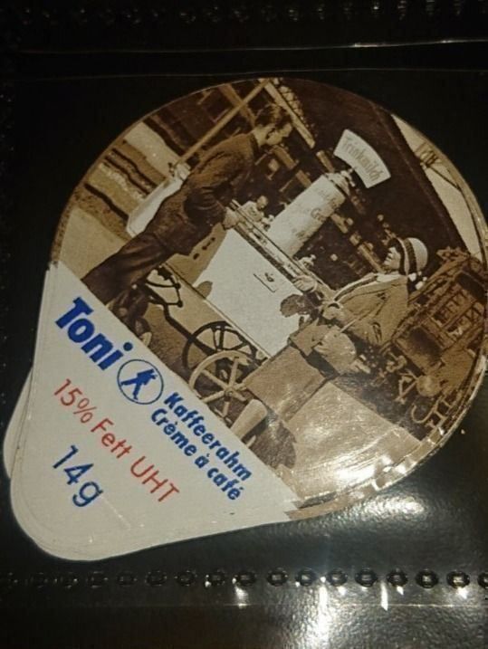 Kaffeerahmdeckel: 504 Nostalgie Gastro – Gebraucht aus Grenchen von Zombiepolizist