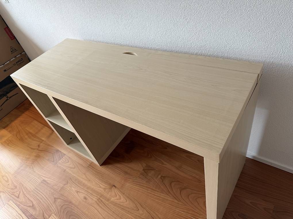 Scrivanie: Schreibtisch in heller Eichenoptik mit Kabelschacht – Usato da Appenzell venduto da DaveDavinci 1