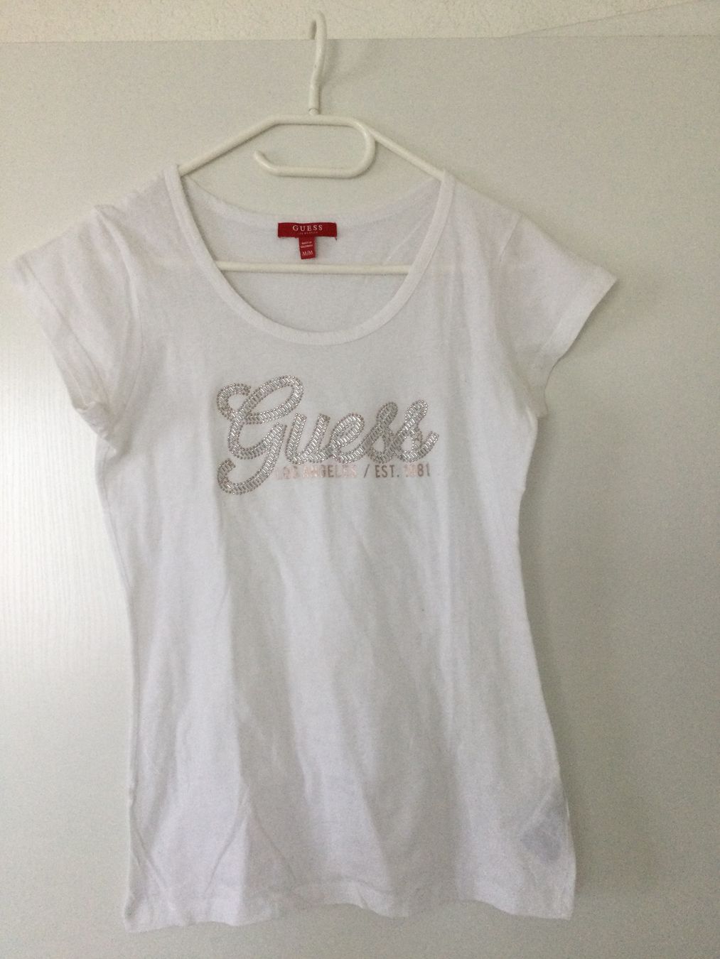 Guess Kleiderpakete: Guess Kapuzenpullover mit 2 Guess T-Shirt Gr. S – Gebraucht aus Baar von negombo 8
