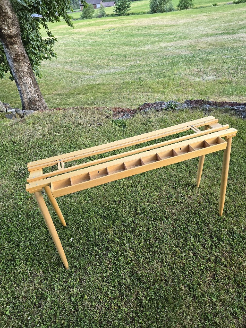 Tavoli: Knüpftisch aus Holz – Usato da Disentis/Mustér venduto da cla_l9hf 1