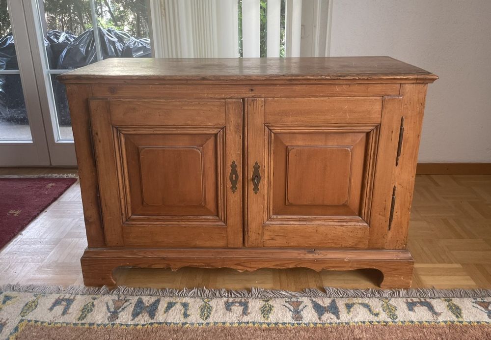 Commodes: Antike Kommode mit Doppeltür – Massivholz – D'occasion à Zürich par Spalanzani
