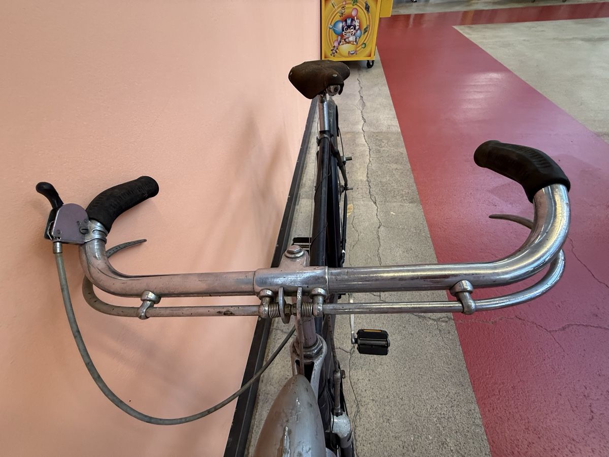 Brooks Velos: Oldtimer-Herrenrad – Brooks Ledersattel & Gestängebremse – Gebraucht aus Fulenbach von Annie.s_Mid_Century 3