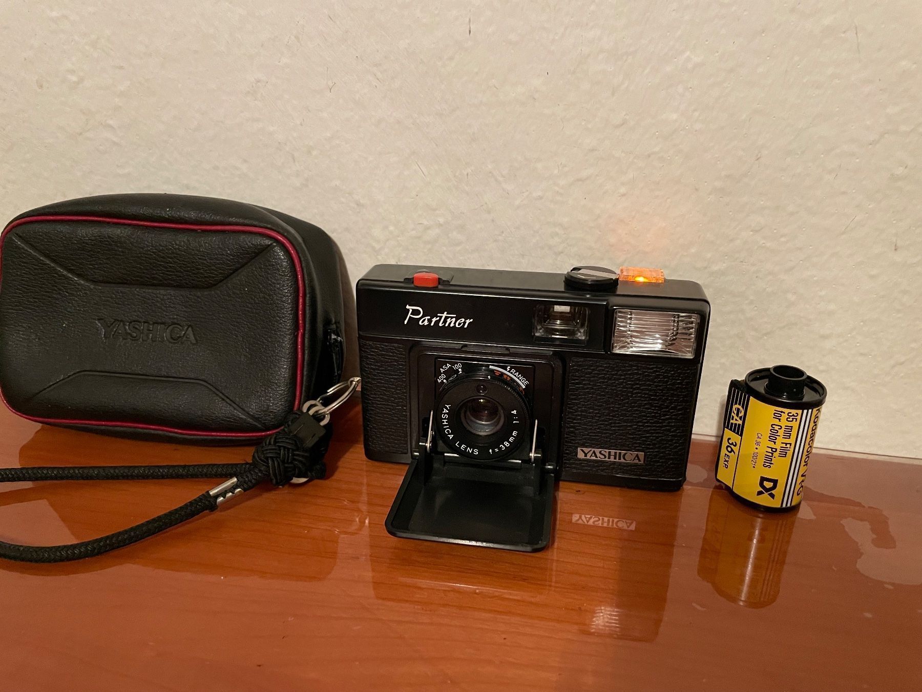 Yashica Fotocamera: YASHICA PARTNER ANALOG KAMERA – Usato da Zürich venduto da semi16 1