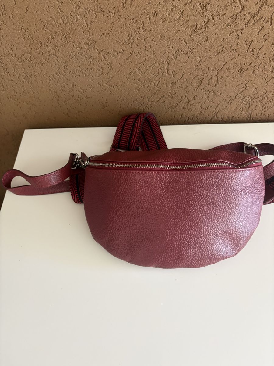 Sacs femmes: Sac banane cuir bordeaux – D'occasion à Pully par kaba07