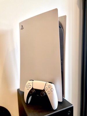 Sony Konsolen: PlayStation 5 Console mit 2 Controller  – Gebraucht aus Niederwangen BE von liv_c8yw
