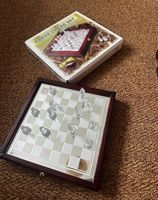Glas Schachspiel mit Holz-Kassette, neuwertig, komplett