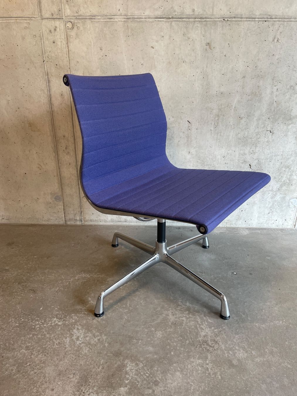 Vitra Poltrone: Aluchair Eames EA 105 Flieder – Usato da Zürich venduto da starch.studio 2