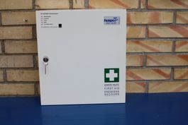 APOTHEKENSCHRANK MIT SCHLOSS
