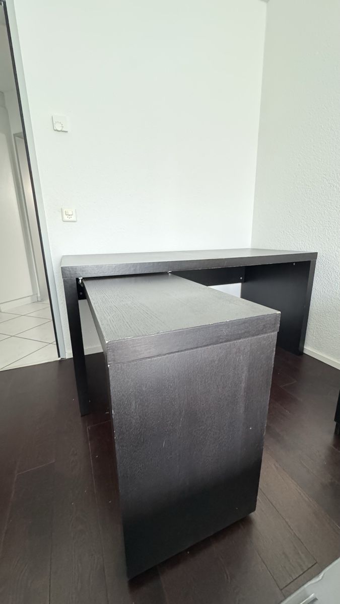 Ikea Scrivanie: Ikea Malm Schreibtisch – Usato da Zürich venduto da deb_3456 1