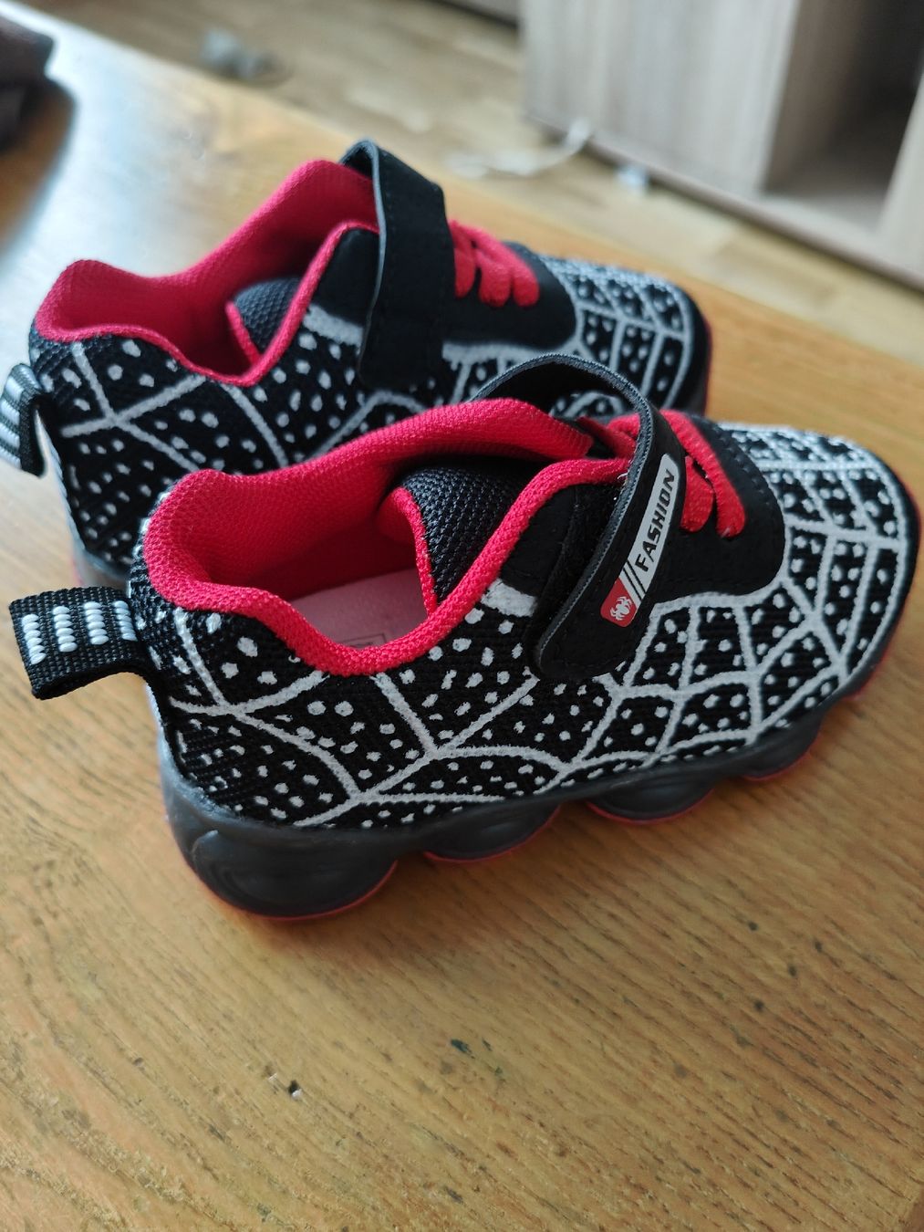 Scarpe per ragazzi: Coole Spiderman Kinderschuhe – Nuovo (secondo la descrizione) da Hermiswil venduto da Volvorine