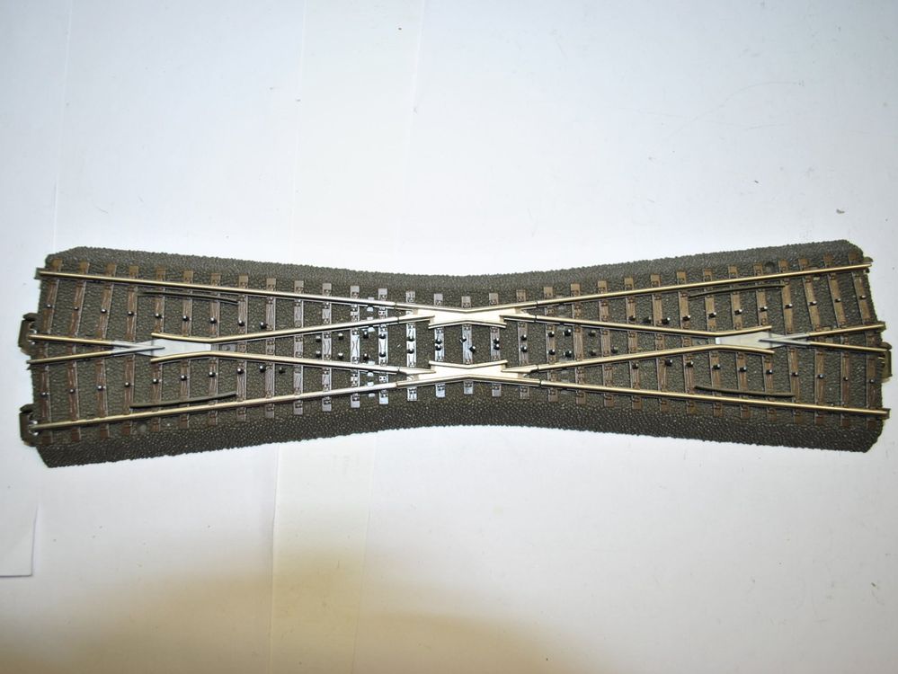 24720 Märklin C-rail Engelse wissel, slank (DKW) met aandrijving