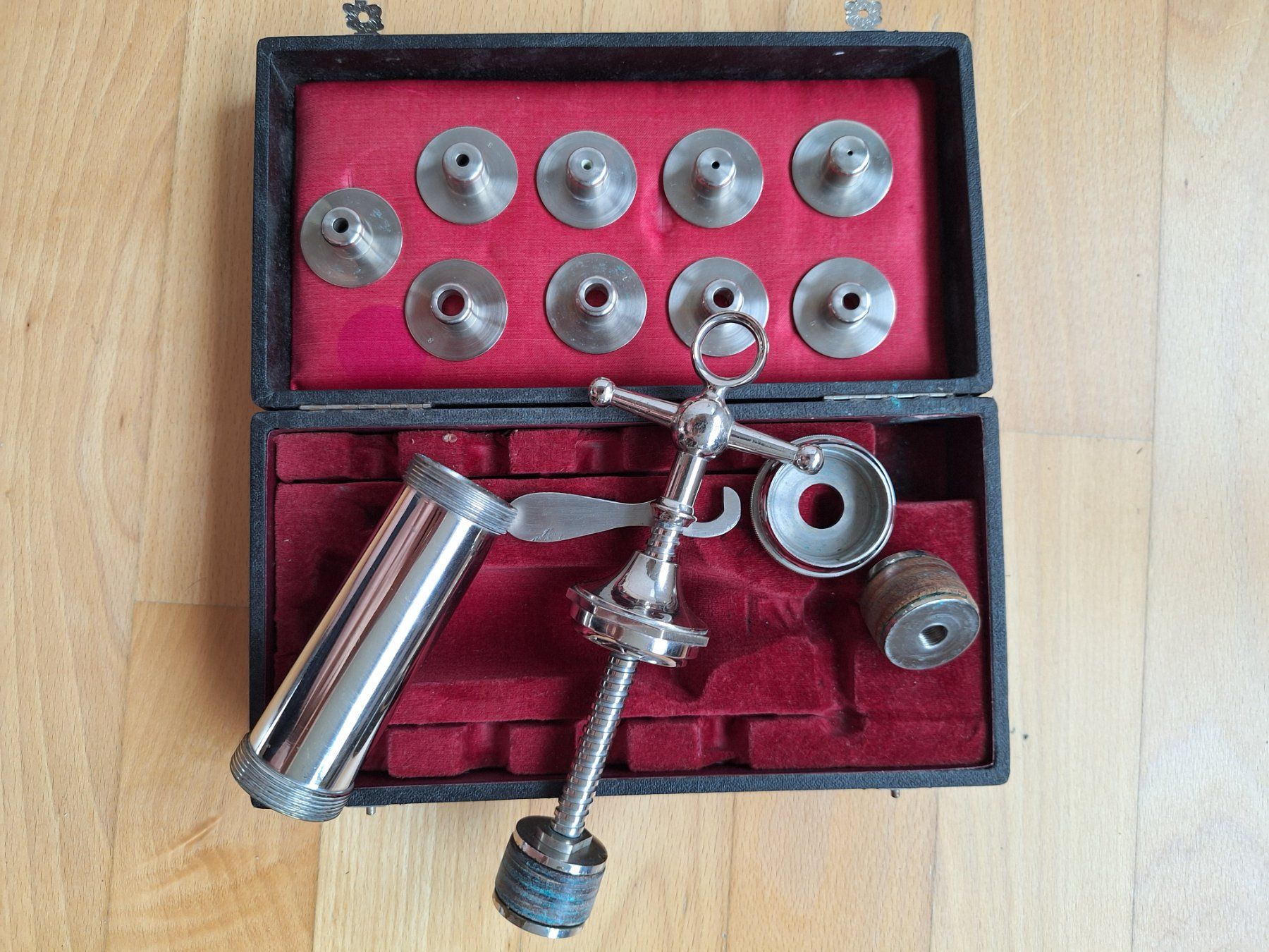 Attrezzature mediche: Pharmazeutische Tablettenpumpe oder Spritze Antik – Usato da Winterthur venduto da Xerena 1