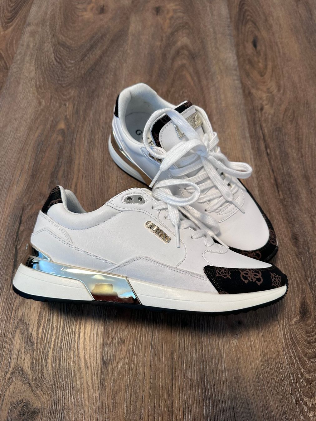 Guess Scarpe da donna: Guess Sneaker weiss – Usato da Dürrenäsch venduto da Rena7 1