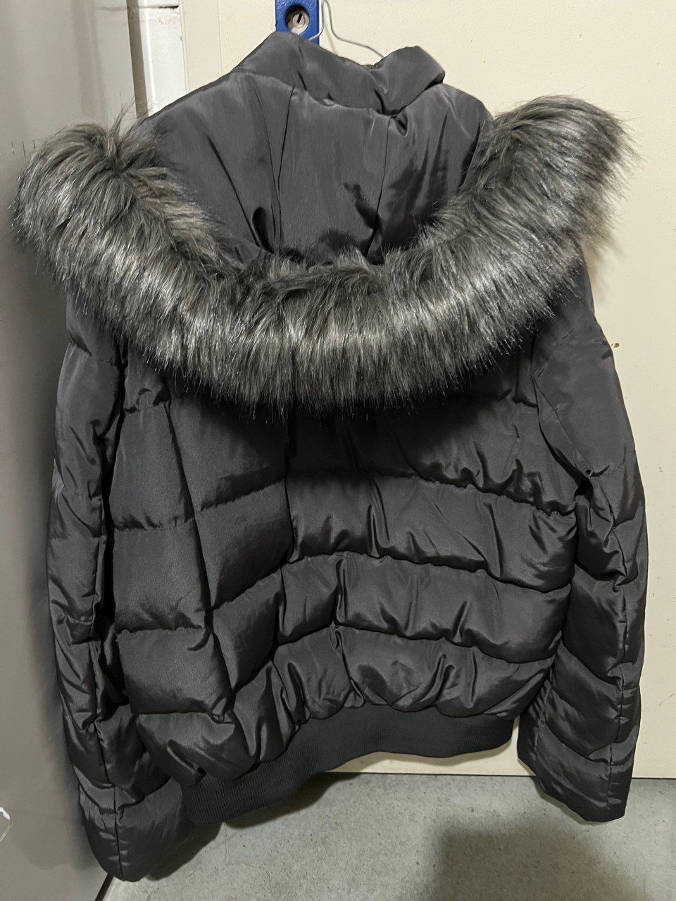 Tommy Hilfiger Jacken: Tommy Hilfiger Jacke grau – Neu (gemäss Beschreibung) aus Lupfig von Pluribus 3