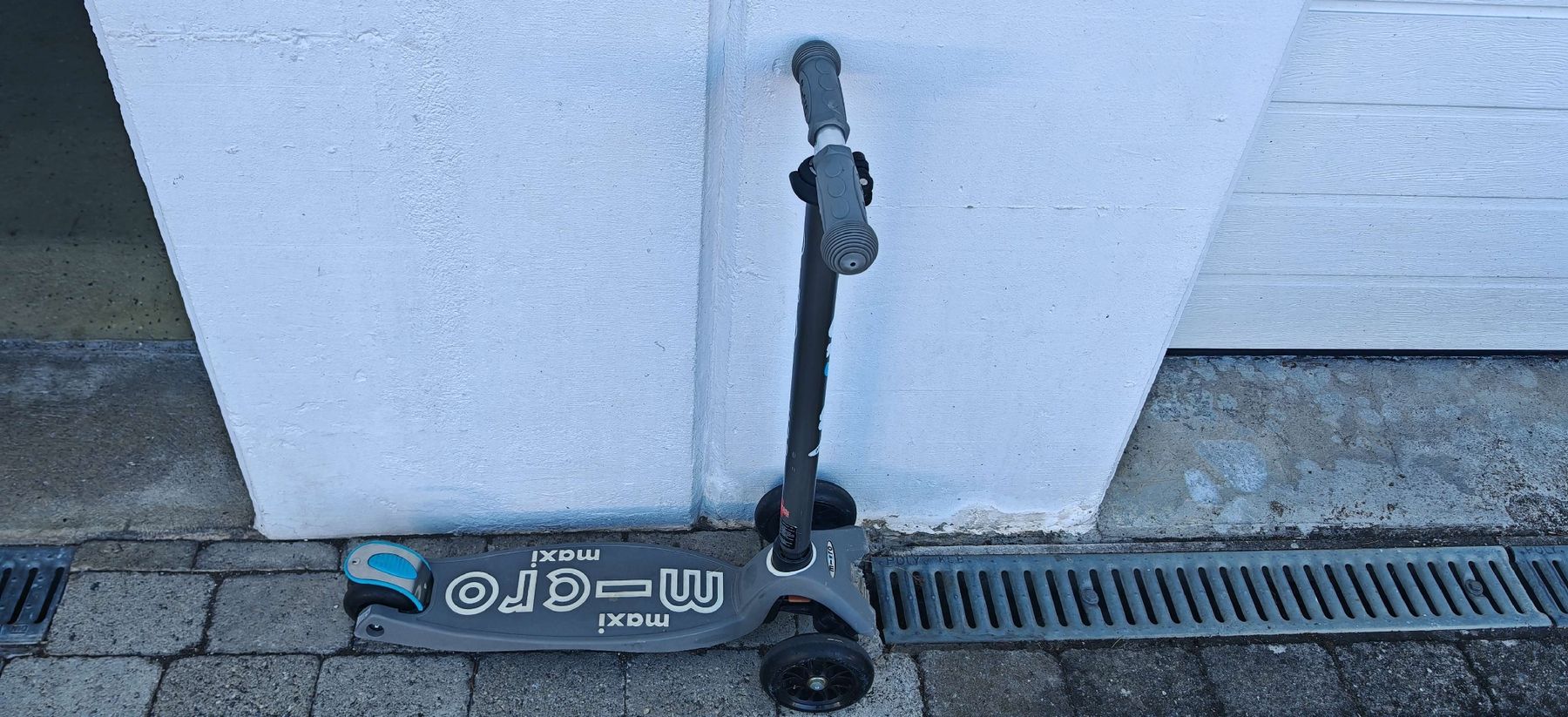 Micro Kickboard: Micro Maxi Roller grau gebraucht Kinderroller – Usato da Seon venduto da Rambo811