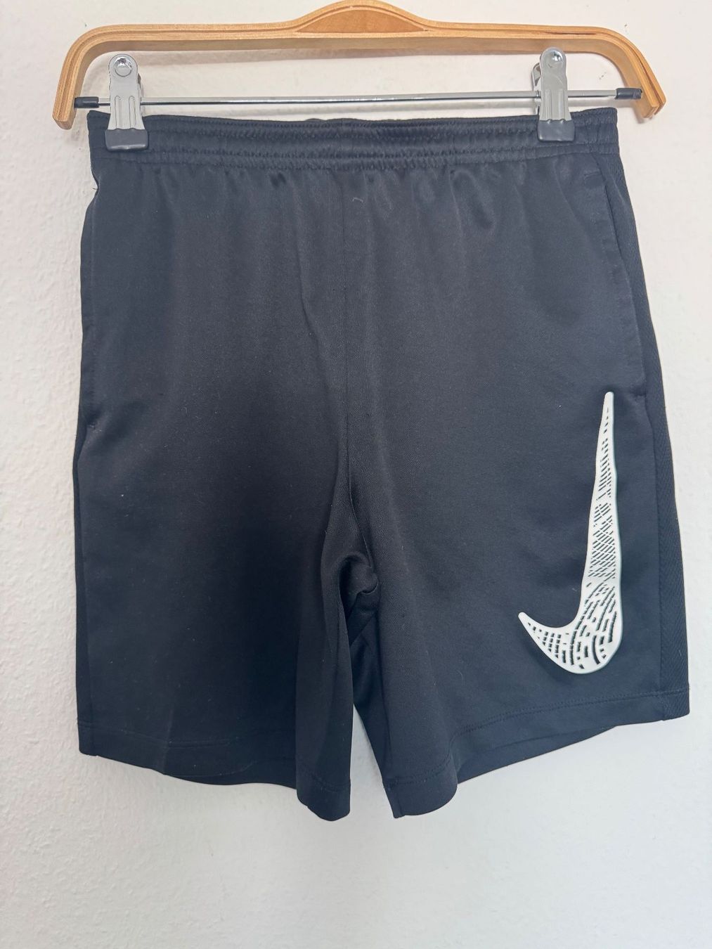 Nike Lotti & Set di vestiti: Ensemble Short+Tshirt Sport noir – Usato da Chatelaine venduto da lae_7h8n