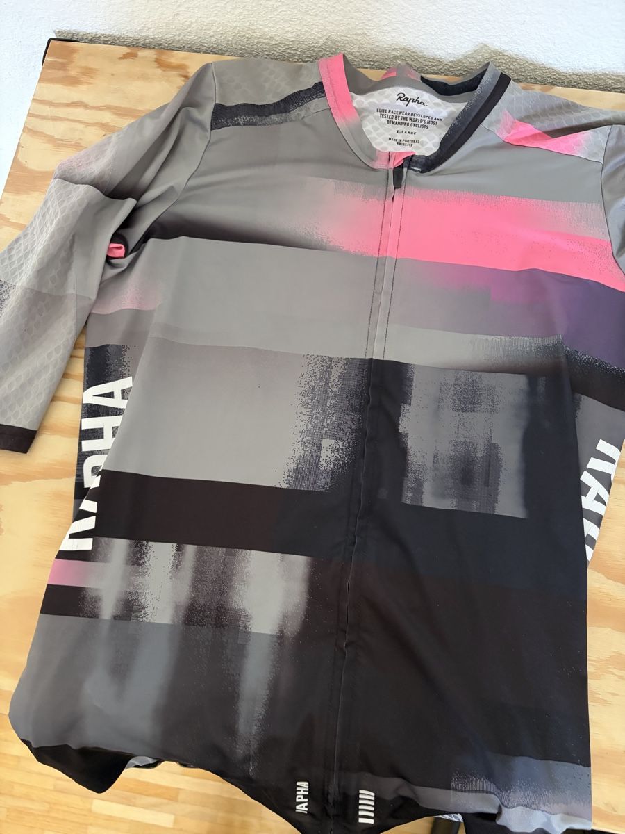 Rapha Lots de vêtements: Rapha Cycling Pro set - bibs + jersey + socks + cap  – D'occasion à Zürich par JAGD-bikes 3