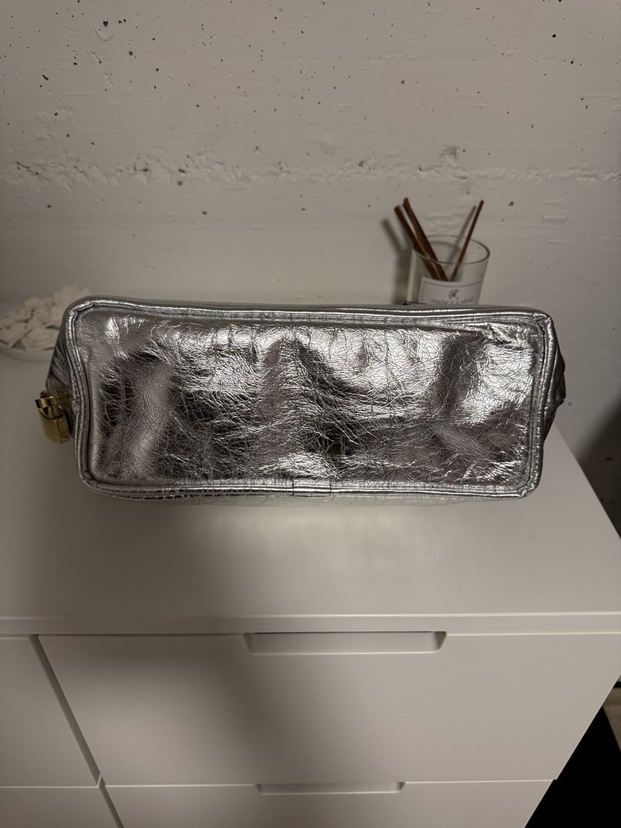 Marc Jacobs Borse da donna: Marc Jacobs Silver Leather Clutch Bag - Stunning! – Nuovo (secondo la descrizione) da Sarnen venduto da vik_jw5z 7