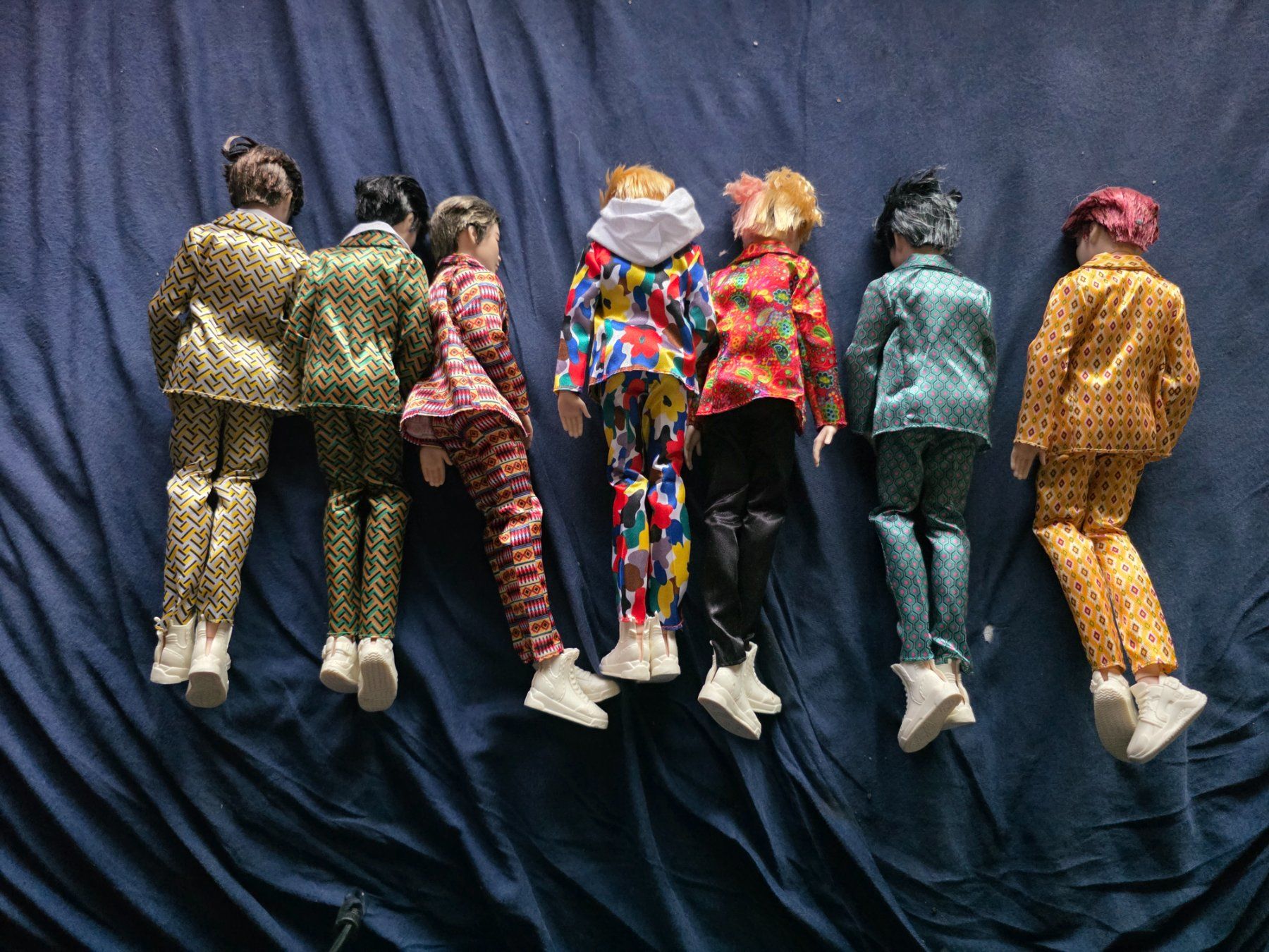Statuette: 7 BTS Puppen mit Outfits neuwertig – Usato da Frauenfeld venduto da ett_57y9 1