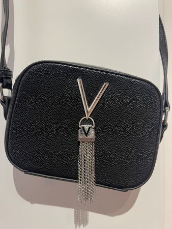 Schwarze Valentino Handtasche mit silbernen Details