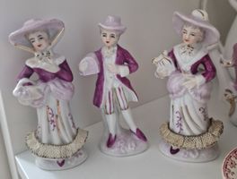 Drei Vintage Porzellanfiguren, Rokoko Stil, Lila Akzente