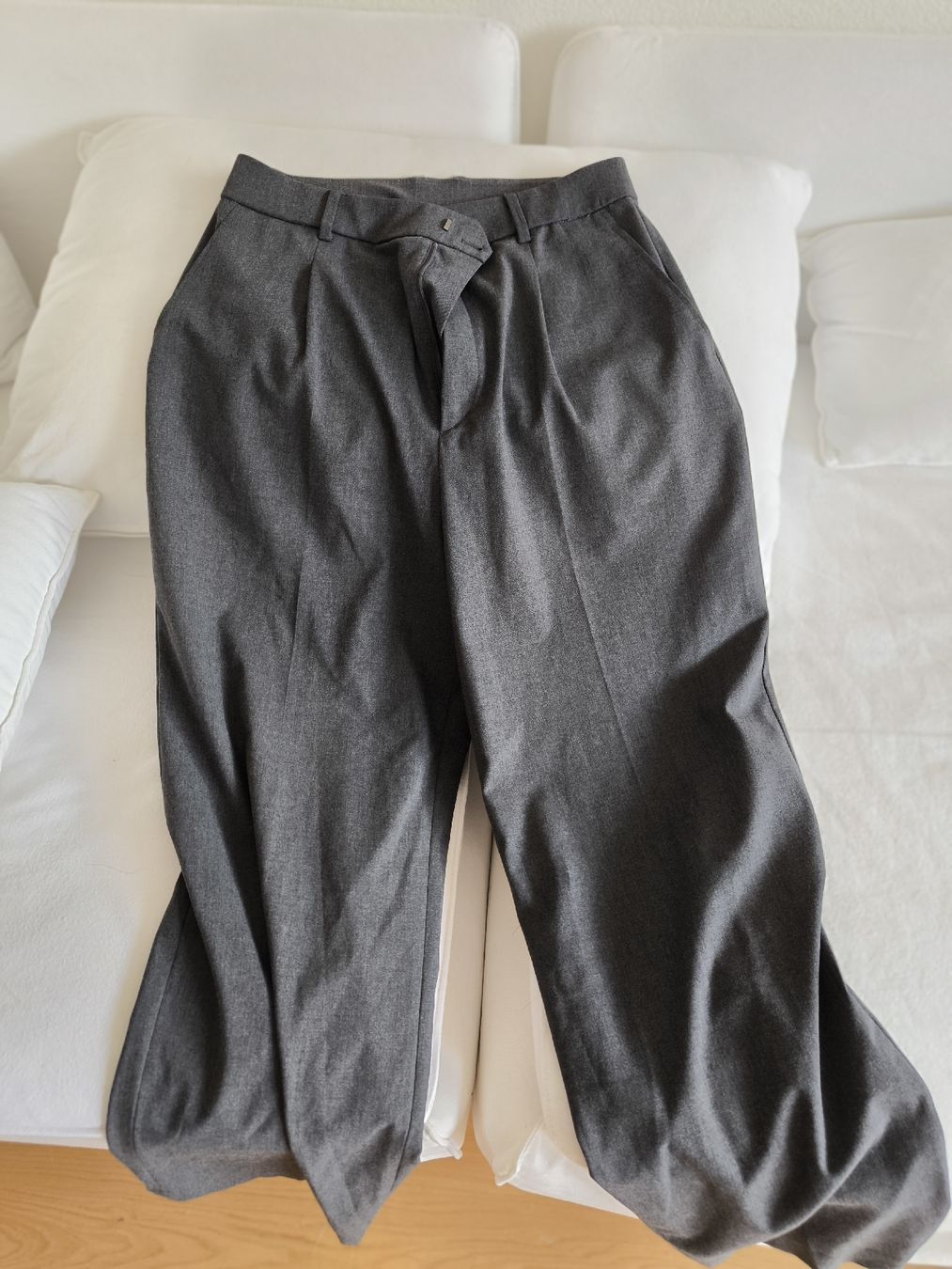 Uniqlo Hosen: Uniqlo Gray Suit Trousers – Gebraucht aus Zürich von franfriedrich 2