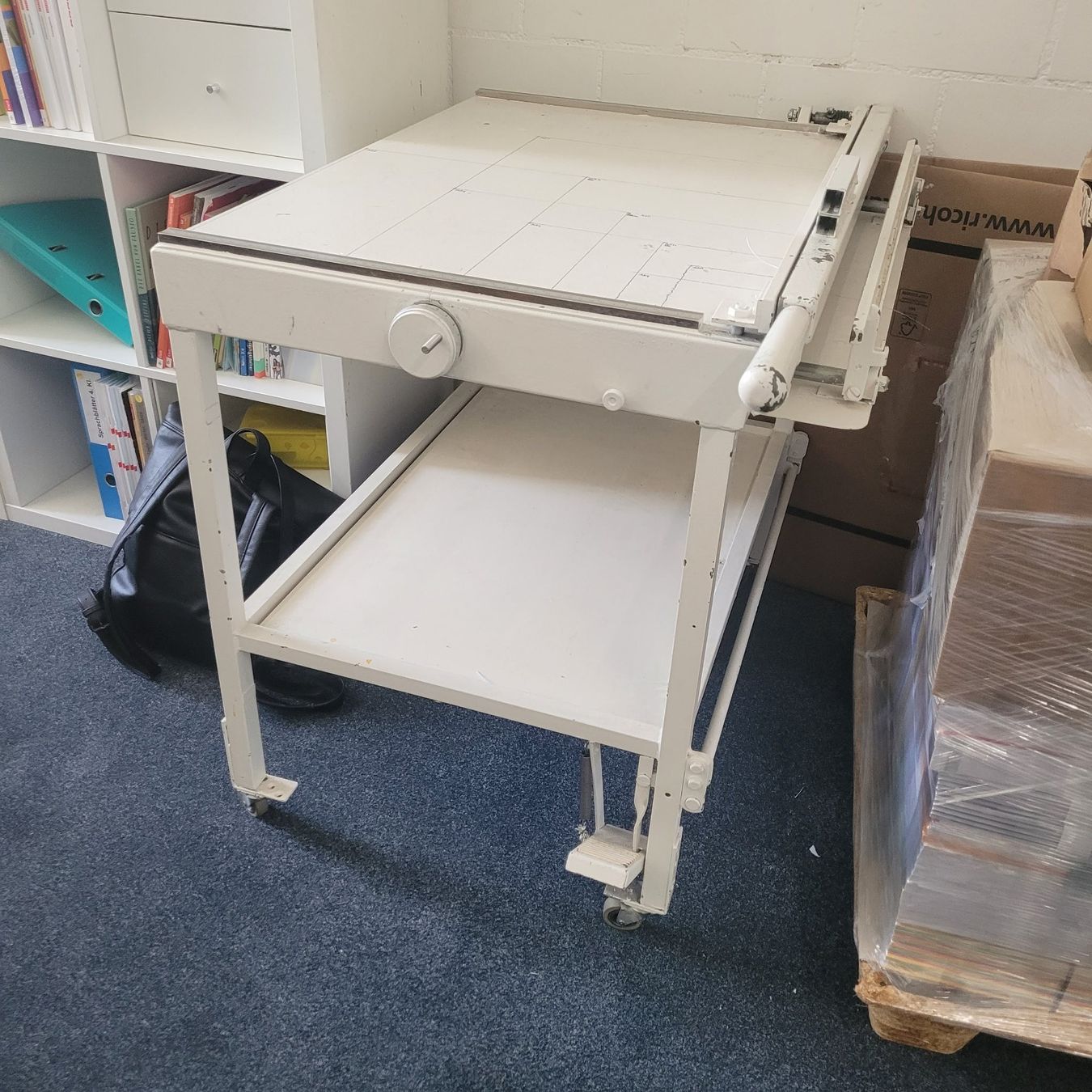 Tables: Schneidemaschine Tisch mit Rollen – D'occasion à Zürich par ang_l6xc